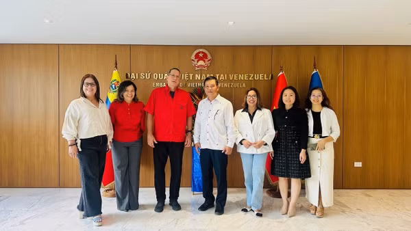 Đoàn các lãnh đạo Đảng Xã hội chủ nghĩa Thống nhất Venezuela chụp ảnh kỷ niệm với Đại sứ Vũ Trung Mỹ và cán bộ Đại sứ quán. (Ảnh: Đại sứ quán Việt Nam tại Venezuela cung cấp)