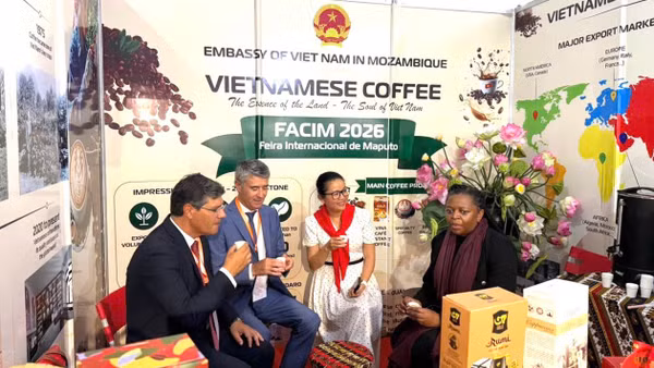 Các Đại sứ, đại diện các cơ quan ngoại giao tại Mozambique tham quan và thưởng thức cà-phê tại gian hàng của Đại sứ quán Việt Nam tại Mozambique. (Ảnh: Đại sứ quán Việt Nam tại Mozambique cung cấp)