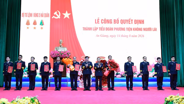 Lãnh đạo Bộ Tư lệnh Vùng 5 Hải quân trao Quyết định nhân sự cán bộ và Quyết định tổ chức đảng cho Tiểu đoàn Phương tiện không người lái. (Ảnh: VĂN ĐỊNH)