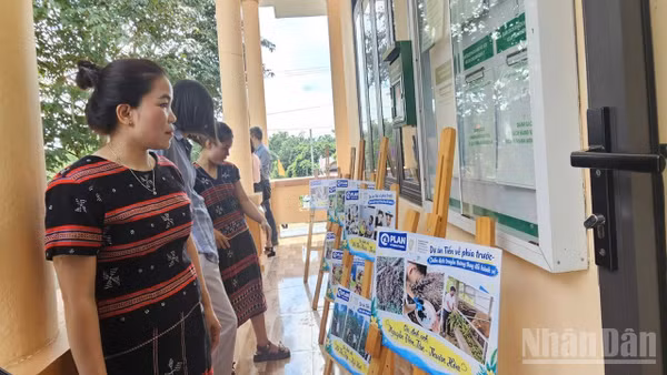 Phụ nữ xã Lìa tích cực tham gia vào các hoạt động truyền thông nhằm nâng cao nhận thức. (Ảnh: KHÁNH LAN)