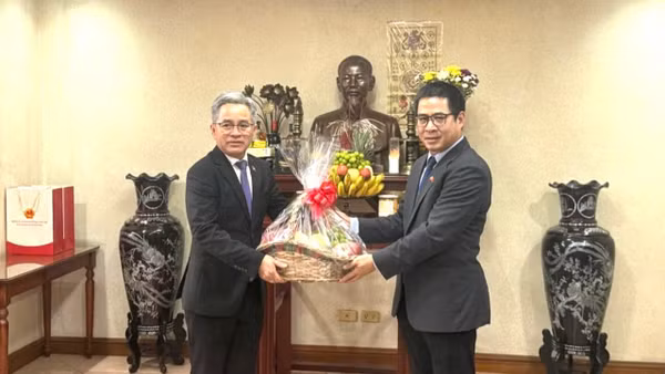 Đại sứ Thipphasone Sengsouriya dẫn đầu Đoàn Đại sứ quán Lào tại Philippines đến thăm, chúc mừng Đại sứ quán Việt Nam nhân kỷ niệm Ngày Quốc khánh. (Ảnh: Đại sứ quán Việt Nam tại Philippines cung cấp)