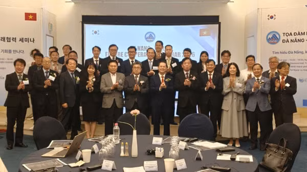 Các đại biểu tham dự sự kiện chụp ảnh kỷ niệm. (Ảnh: Đại sứ quán Việt Nam tại Hàn Quốc cung cấp)