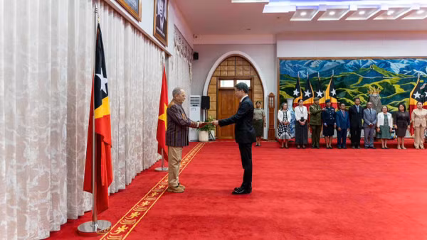 Đại sứ Phạm Bình Đàm trình Quốc thư lên Tổng thống Timor-Leste José Ramos-Horta. (Ảnh: Đại sứ quán Việt Nam tại Timor-Leste)