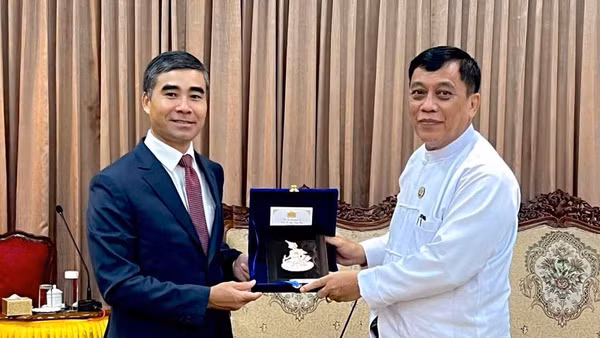 Đại sứ Nguyễn Anh Đức và Thủ hiến vùng Yangon Aung Naing Thu. (Ảnh: Đại sứ quán Việt Nam tại Myanmar cung cấp)