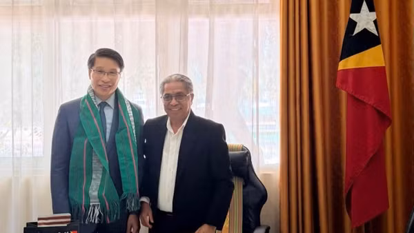 Đại sứ Phạm Bình Đàm và Bộ trưởng Nông nghiệp, Chăn nuôi, Thủy sản và Lâm nghiệp Timor-Leste Marcos da Cruz. (Ảnh: Đại sứ Việt Nam tại Timor-Leste cung cấp)