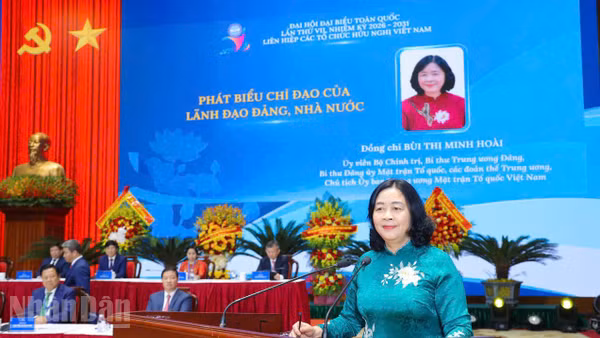 Đồng chí Bùi Thị Minh Hoài, Ủy viên Bộ Chính trị, Bí thư Trung ương Đảng, Bí thư Đảng ủy Mặt trận Tổ quốc, các đoàn thể Trung ương, Chủ tịch Ủy ban Trung ương Mặt trận Tổ quốc Việt Nam phát biểu chỉ đạo Đại hội. (Ảnh: Khánh Lan)