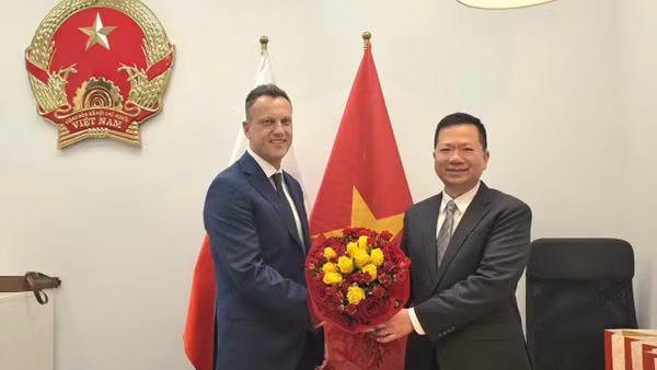 Đại sứ Hà Hoàng Hải chúc mừng ông Filip Marcinkiewicz - tân Lãnh sự danh dự Việt Nam tại thành phố Krakow. (Ảnh: Đại sứ quán Việt Nam tại Ba Lan)
