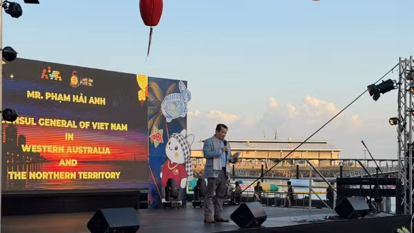 Tổng Lãnh sự Việt Nam tại Perth Phạm Hải Anh phát biểu khai mạc lễ hội. (Ảnh: Lãnh sự quán Việt Nam tại Perth cung cấp)