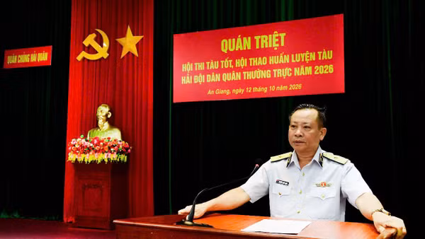 Chuẩn Đô đốc Nguyễn Thiên Quân, Phó Tham mưu trưởng Hải quân, Phó Trưởng ban Thường trực hội thi, phát biểu chỉ đạo. (Ảnh: Vùng 5 Hải quân cung cấp)