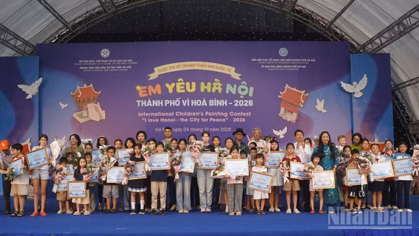 Đại diện Ban tổ chức, Ban Giám khảo chụp ảnh kỷ niệm cùng các thí sinh tham gia cuộc thi. (Ảnh: Khánh Lan)