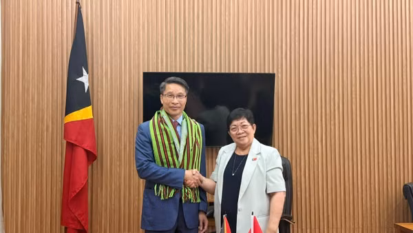 Đại sứ Phạm Bình Đàm chào xã giao Chủ tịch Quốc hội Timor-Leste Maria Fernanda Lay. (Ảnh: Đại sứ quán Việt Nam tại Timor-Leste cung cấp)