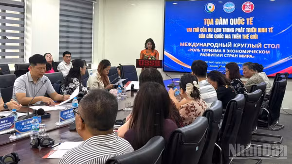 Tọa đàm là hoạt động nằm trong khuôn khổ chương trình “Những ngày Hội đồng nhân dân thế giới” lần đầu tiên diễn ra tại Việt Nam từ ngày 24-28/8. (Ảnh: KHÁNH LAN)