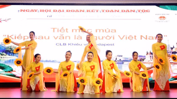 Tiết mục văn nghệ do chị em Hội Phụ nữ Việt Nam tại Hungary biểu diễn tại chương trình. (Ảnh: Đại sứ quán Việt Nam tại Hungary cung cấp)