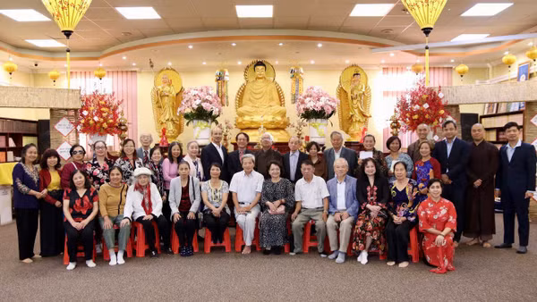 Các đại biểu tham dự buổi gặp mặt chụp ảnh kỷ niệm. (Ảnh: Đại sứ quán Việt Nam tại Hungary cung cấp)