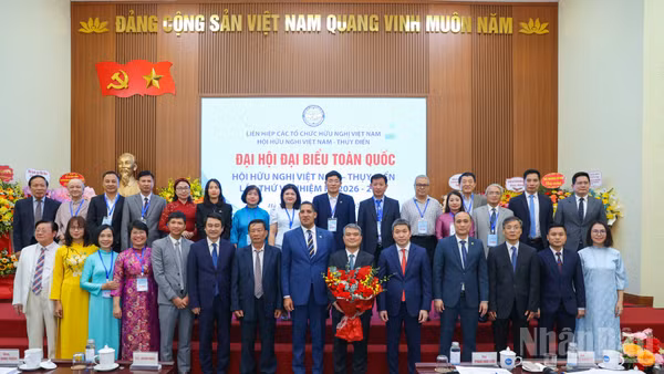 Ban Chấp hành Hội Hữu nghị Việt Nam-Thụy Điển khóa VI nhiệm kỳ 2026-2031 ra mắt Đại hội. (Ảnh: KHÁNH LAN)