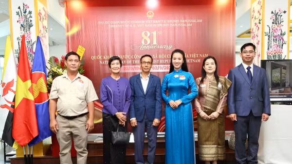 Đại sứ Đỗ Thùy Dương chụp ảnh kỷ niệm với đại biểu đến từ Đại sứ quán các nước ASEAN tại Brunei. (Ảnh: Đại sứ quán Việt Nam tại Brunei cung cấp)
