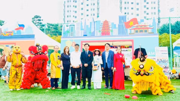 Đại sứ Vũ Hồ chụp ảnh lưu niệm với đội múa lân của cộng đồng người Việt tại Hwaseong. (Ảnh: Đại sứ Việt Nam tại Hàn Quốc cung cấp)