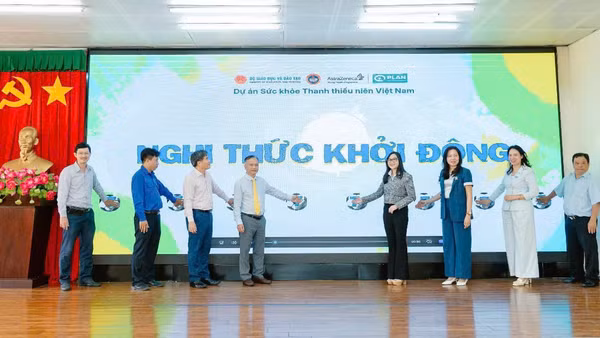 Các đại biểu bấm nút khởi động Chương trình Sức khỏe Thanh thiếu niên Việt Nam giai đoạn 2026-2029 tại Cần Thơ. (Ảnh: Plan International Việt Nam cung cấp)