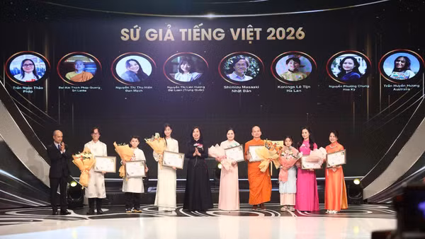 Thứ trưởng Ngoại giao Lê Thị Thu Hằng và Chủ nhiệm Ủy ban Nhà nước về người Việt Nam ở nước ngoài Nguyễn Trung Kiên vinh danh 8 Sứ giả tiếng Việt ở nước ngoài. (Ảnh: Ủy ban Nhà nước về người Việt Nam ở nước ngoài cung cấp)