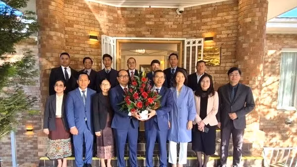 Đoàn cán bộ Đại sứ quán Lào tại Australia đến thăm, chúc mừng Đại sứ quán Việt Nam nhân kỷ niệm 81 năm Quốc khánh 2/9. (Ảnh: Đại sứ quán Việt Nam tại Australia cung cấp)