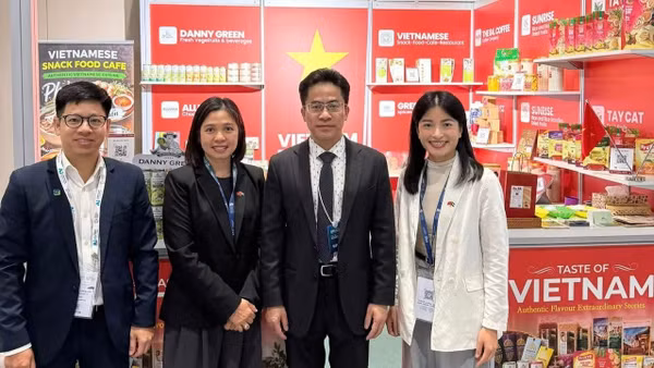 Đại sứ Nguyễn Thanh Diệp (thứ 2 từ phải sang) và cán bộ Đại sứ quán tại gian hàng giới thiệu sản phẩm của Việt Nam. (Ảnh: Đại sứ quán Việt Nam tại UAE cung cấp)