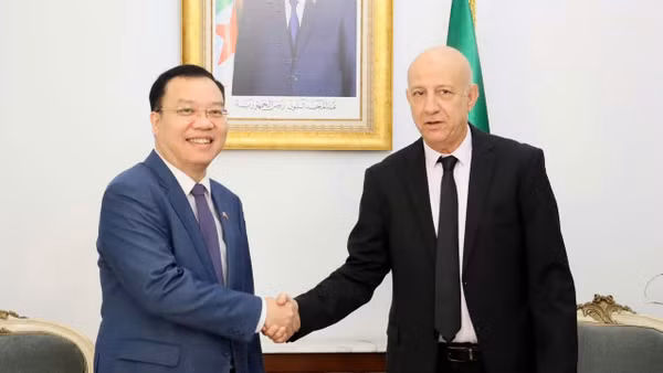 Đại sứ Vũ Duy Long chào xã giao Tổng Bí thư Đảng Mặt trận Giải phóng Dân tộc Algeria (FLN) Abdelkrim Benmbarek. (Ảnh: Đại sứ quán Việt Nam tại Algeria cung cấp)