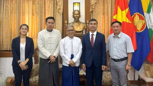 Đại sứ Nguyễn Anh Đức (thứ 2 từ phải sang) và Chủ tịch Hội Hữu nghị Myanmar-Việt Nam Thet Win và các thành viên tham dự buổi làm việc chụp ảnh kỷ niệm. (Ảnh: Đại sứ Việt Nam tại Myanmar cung cấp)