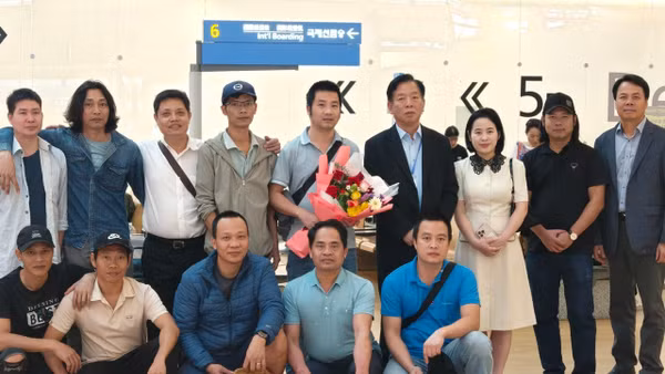 Cán bộ Đại sứ quán Việt Nam tại Hàn Quốc ra tiễn và chụp ảnh với các thuyền viên tàu M/V Prada tại sân bay. (Ảnh: Đại sứ quán Việt Nam tại Hàn Quốc cung cấp)
