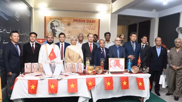 Các đại biểu tham dự Lễ ra mắt tập thơ "Nhật ký trong tù" bằng tiếng Urdu chụp ảnh kỷ niệm. (Ảnh: Đại sứ quán Việt Nam tại Pakistan cung cấp)