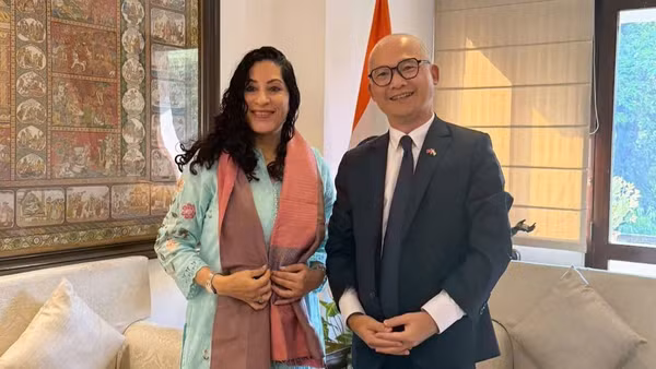 Đại sứ Trịnh Minh Mạnh và bà K. Nandini Singla, Giám đốc điều hành Hội đồng Giao lưu Văn hóa Ấn Độ. (Ảnh: Đại sứ quán Việt Nam tại Ấn Độ cung cấp)