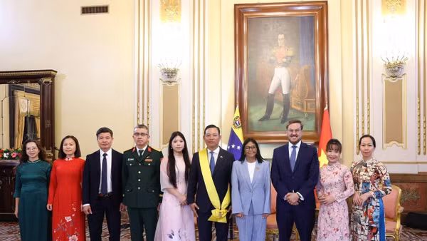 Quyền Tổng thống Venezuela Delcy Rodríguez chụp ảnh kỷ niệm cùng Đại sứ Vũ Trung Mỹ và các đại biểu, cán bộ Đại sứ quán tham dự buổi lễ. (Ảnh: Đại sứ quán Việt Nam tại Venezuela cung cấp)