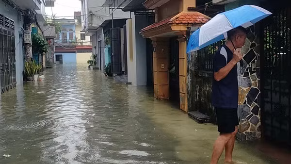 Mực nước các sông dâng cao, nhiều hộ dân sống ven sông đã ngập lụt (Ảnh: Đại Nghĩa)