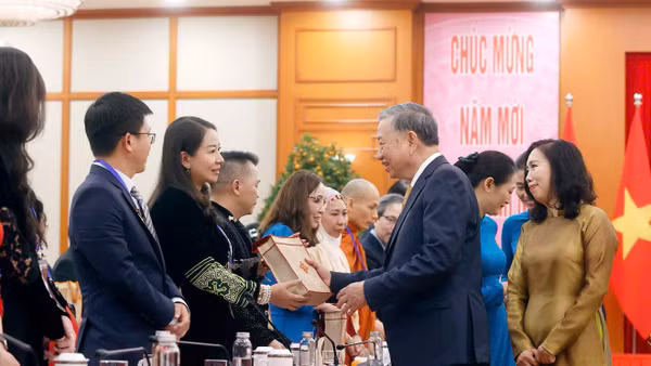 Ngày 8/2/2026, Tổng Bí thư Tô Lâm gặp mặt Đoàn kiều bào tiêu biểu tham dự chương trình Xuân Quê hương 2026. Trong ảnh, Tổng Bí thư Tô Lâm trao quà tặng bà Tạ Thùy Liên. (Ảnh do nhân vật cung cấp)