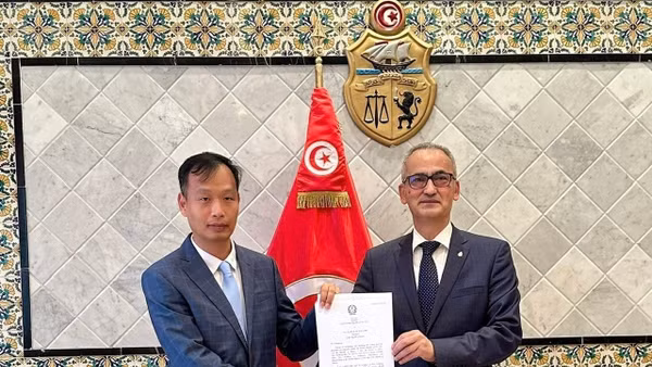 Đại sứ Nguyễn Nam Dương trình bản sao Thư Ủy nhiệm lên Quốc Vụ Khanh Bộ Ngoại giao Mohamed Ben Ayed. (Ảnh do Đại sứ quán Việt Nam tại Ả-rập Ai Cập cung cấp)