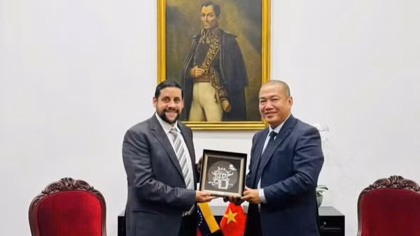 Đại sứ Võ Tuấn Ngọc và Thứ trưởng Ngoại giao và Thương mại Quốc tế Venezuela phụ trách châu Á, Eduardo Ramirez. (Ảnh: Đại sứ quán Việt Nam tại Venezuela cung cấp)