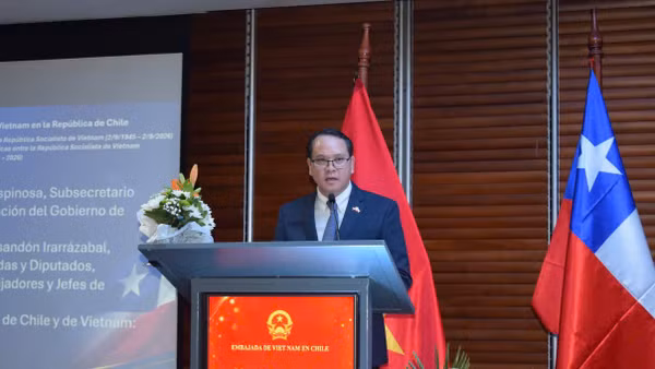 Đại sứ Nguyễn Việt Cường phát biểu tại Lễ kỷ niệm. (Ảnh: Đại sứ quán Việt Nam tại Chile cung cấp)