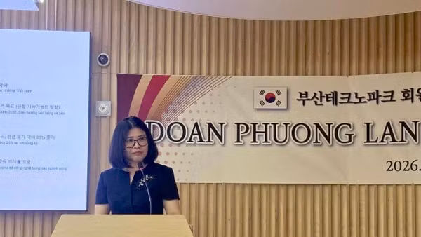 Tổng Lãnh sự Đoàn Phương Lan phát biểu tại tọa đàm. (Ảnh: Lãnh sự quán Việt Nam tại Busan cung cấp)