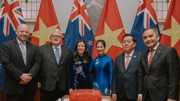 Chủ tịch Quốc hội New Zealand Gerry Brownlee (thứ 2 từ trái sang) và đồng chí Nguyễn Trọng Nghĩa, Ủy viên Bộ Chính trị, Bí thư Trung ương Đảng, Trưởng Ban Tuyên giáo và Dân vận Trung ương (thứ 2 từ phải sang) là khách danh dự tại lễ kỷ niệm.
