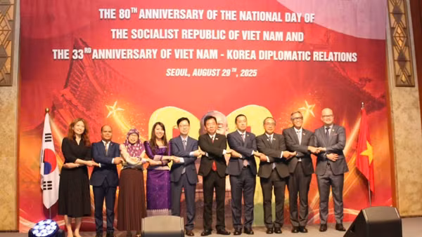 Đại sứ và đại diện các cơ quan ngoại giao tham dự buổi lễ chụp ảnh kỷ niệm. (Ảnh: Đại sứ quán Việt Nam tại Hàn Quốc)