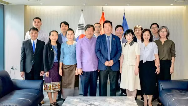 Cán bộ Đại sứ quán Việt Nam và Đại sứ quán Lào tại Hàn Quốc chụp ảnh kỷ niệm. (Ảnh: Đại sứ quán Việt Nam tại Hàn Quốc)