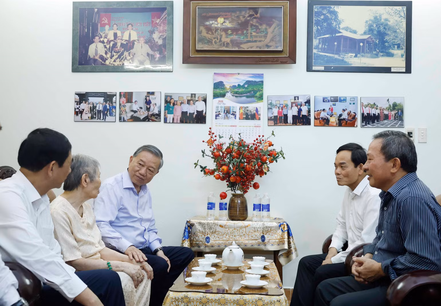 vna-potal-tong-bi-thu-chu-tich-nuoc-to-lam-dang-tuong-tuong-nho-cac-dong-chi-lanh-dao-tien-boi-8727271.jpg