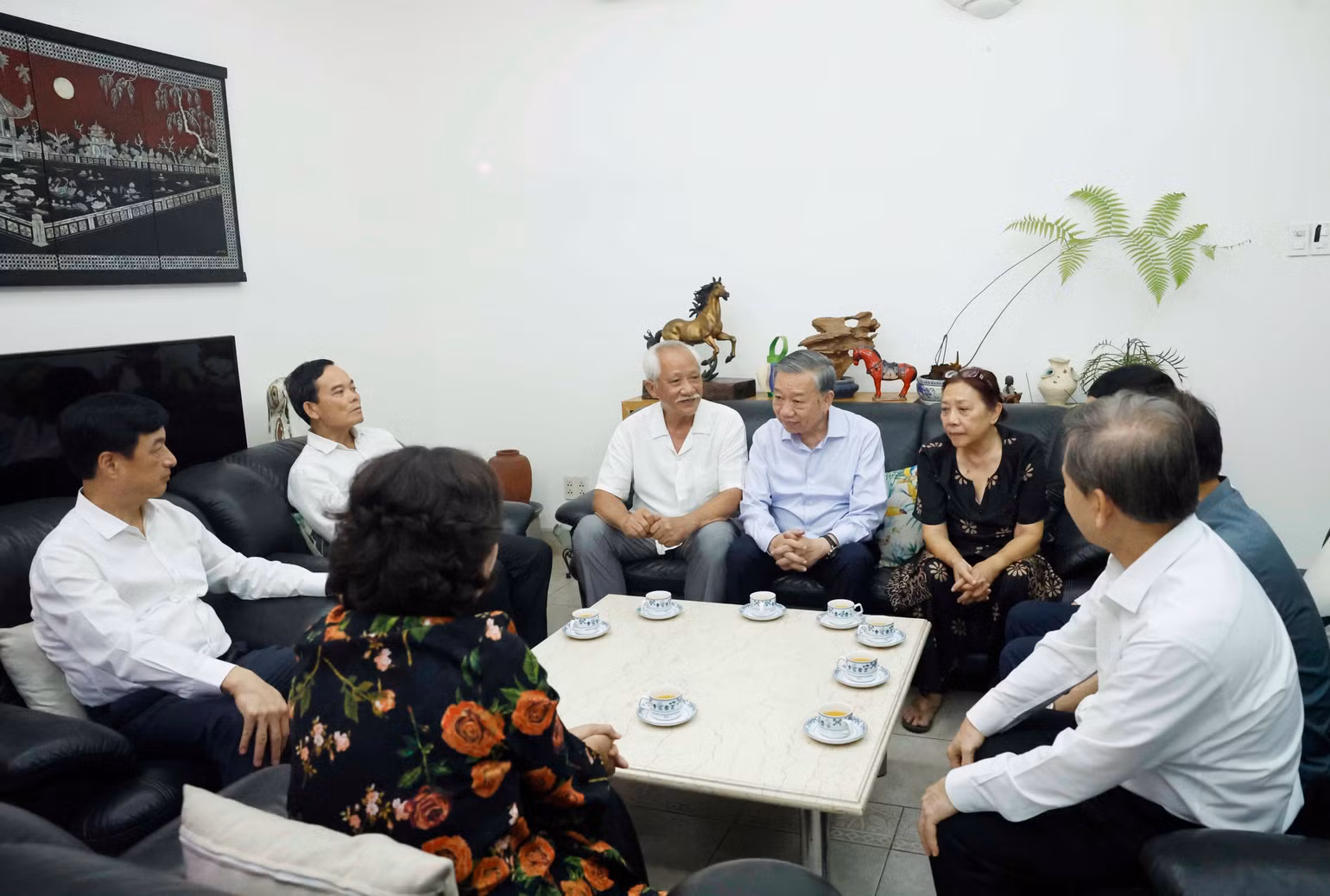 vna-potal-tong-bi-thu-chu-tich-nuoc-dang-tuong-tuong-nho-cac-dong-chi-lanh-dao-tien-boi-8727273.jpg