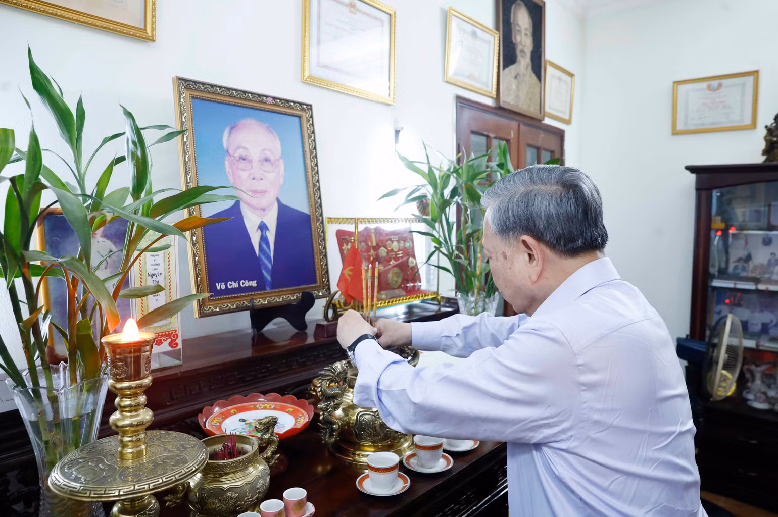 vna-potal-tong-bi-thu-chu-tich-nuoc-dang-tuong-tuong-nho-cac-dong-chi-lanh-dao-tien-boi-8727270.jpg
