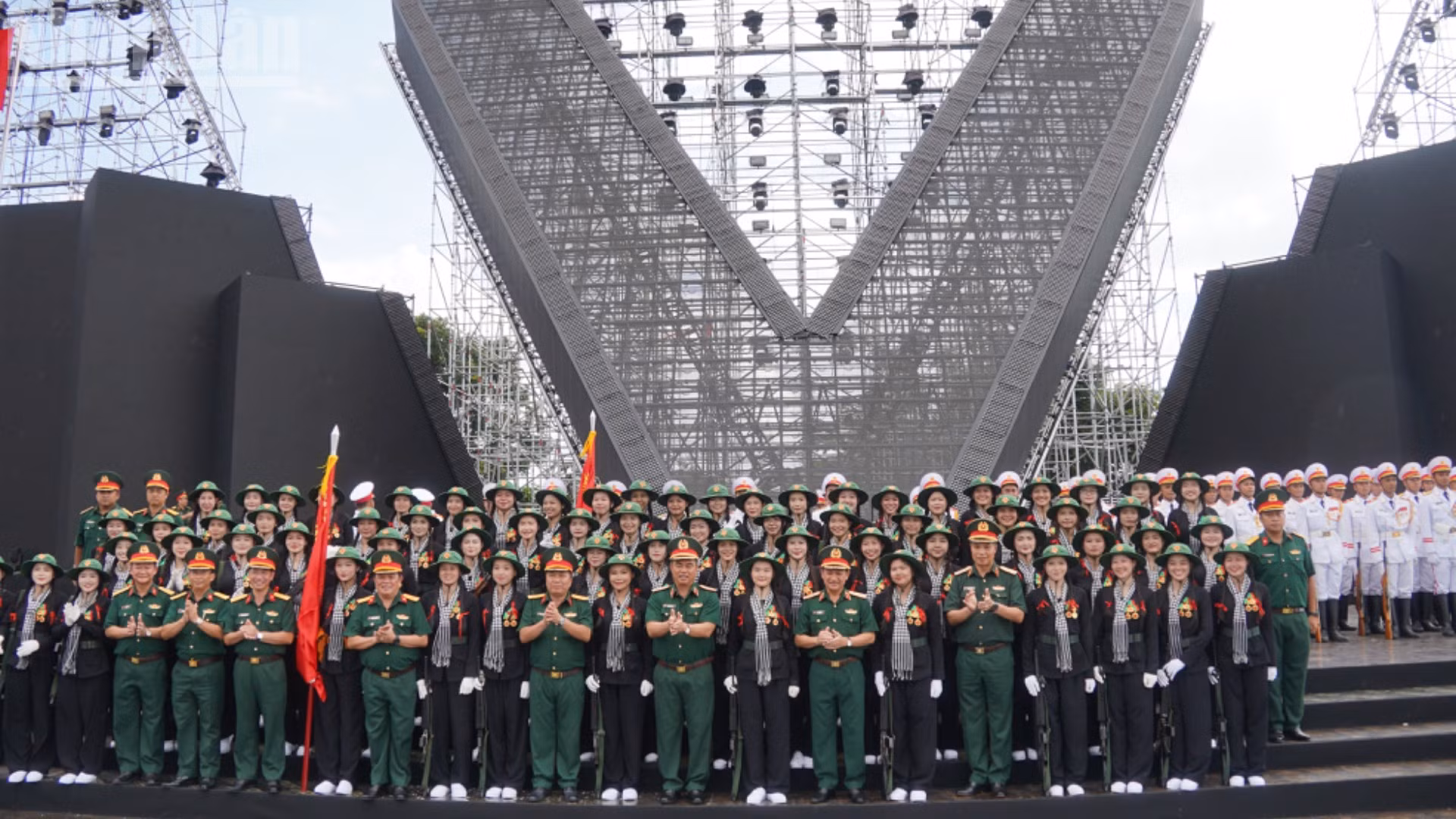 Thủ trưởng Bộ Tổng Tham mưu cùng đoàn công tác chụp ảnh lưu niệm cùng khối Nữ du kích miền nam tham gia chương trình "Tổ quốc trong tim". (Ảnh: LÊ THÀNH)