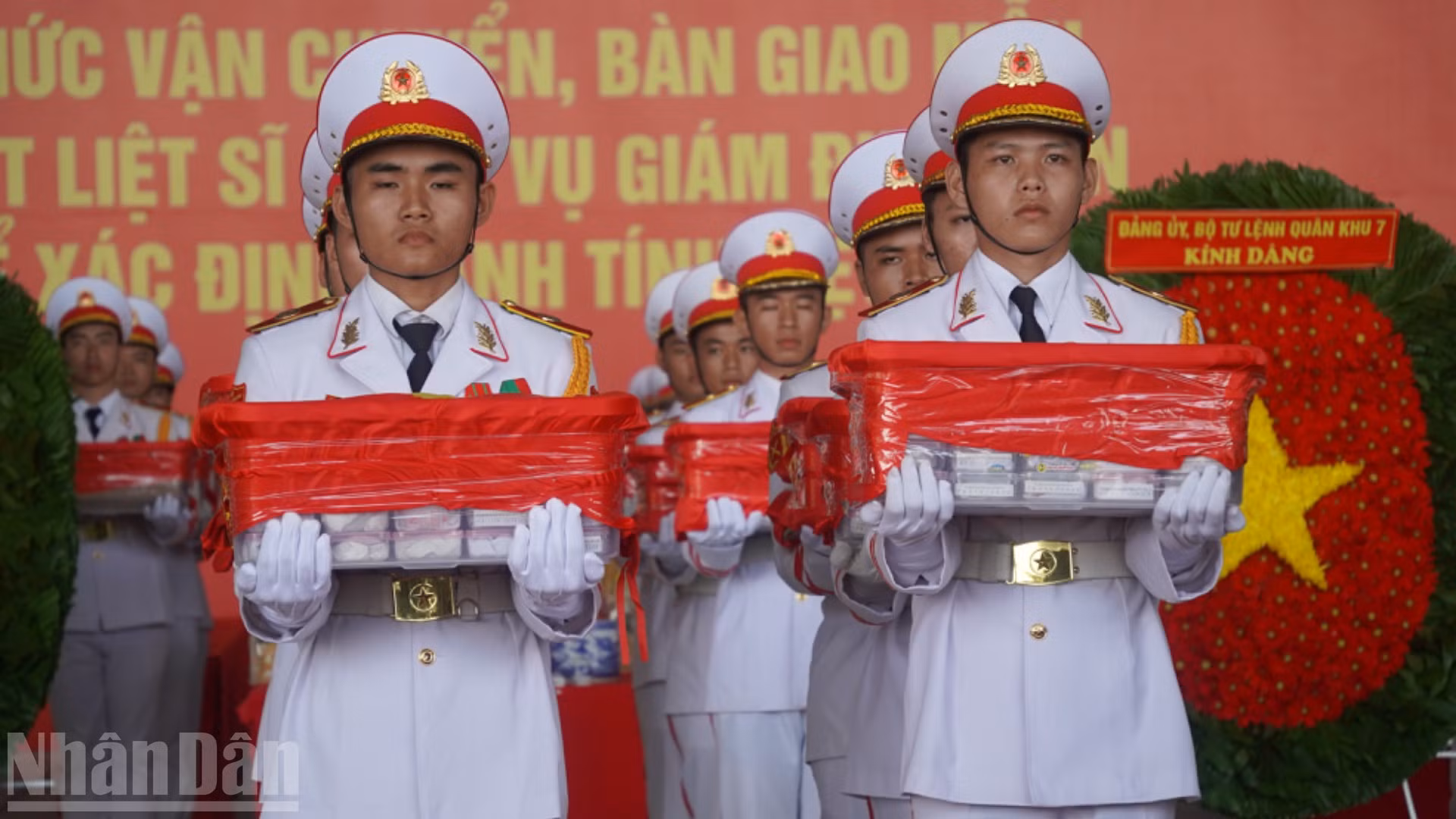 Mẫu hài cốt liệt sĩ được trang trọng đưa lên máy bay. (Ảnh: LÊ THÀNH)