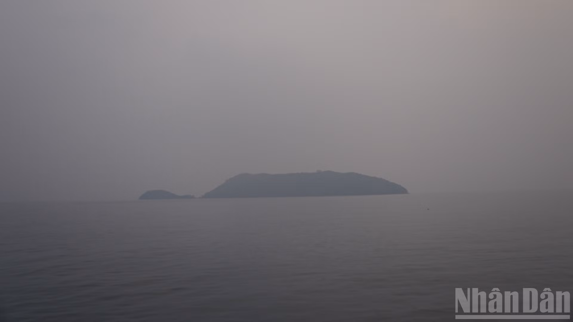 Đảo Nam Du trong sương sớm. (Ảnh: LÊ THÀNH)