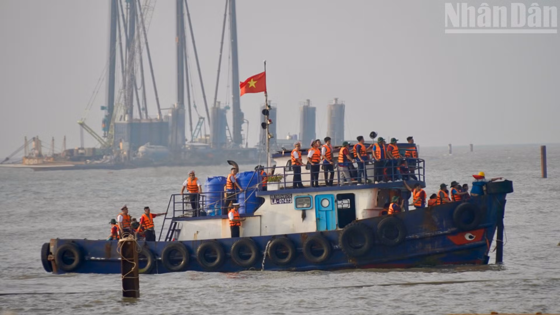 Tàu trung chuyển đưa đại biểu đoàn công tác Thành phố Hồ Chí Minh vào đảo Hòn Khoai. (Ảnh: LÊ THÀNH)
