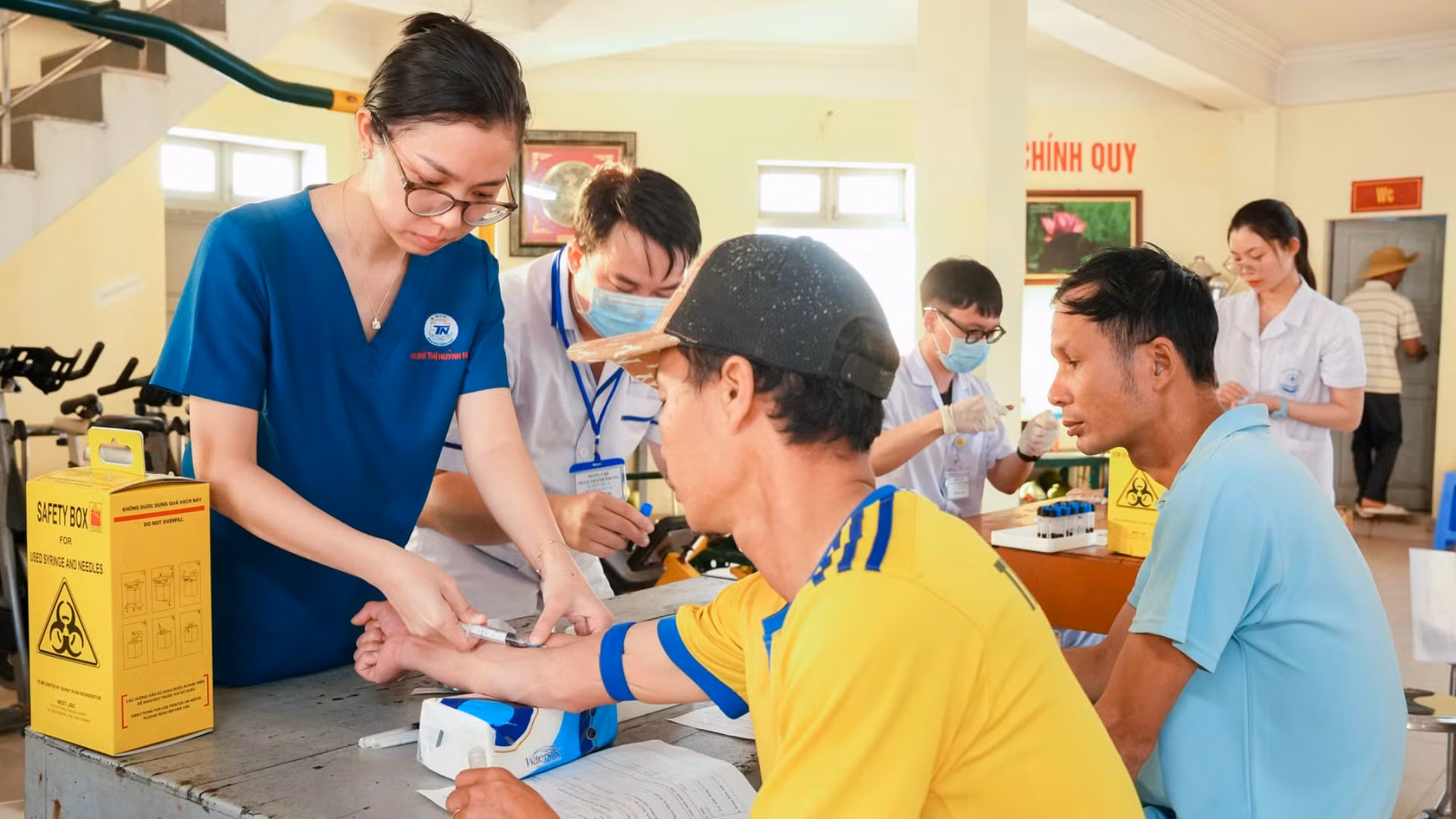 Hoạt động thăm, khám bệnh tại đặc khu Trường Sa. (Ảnh: LÊ KHOA)