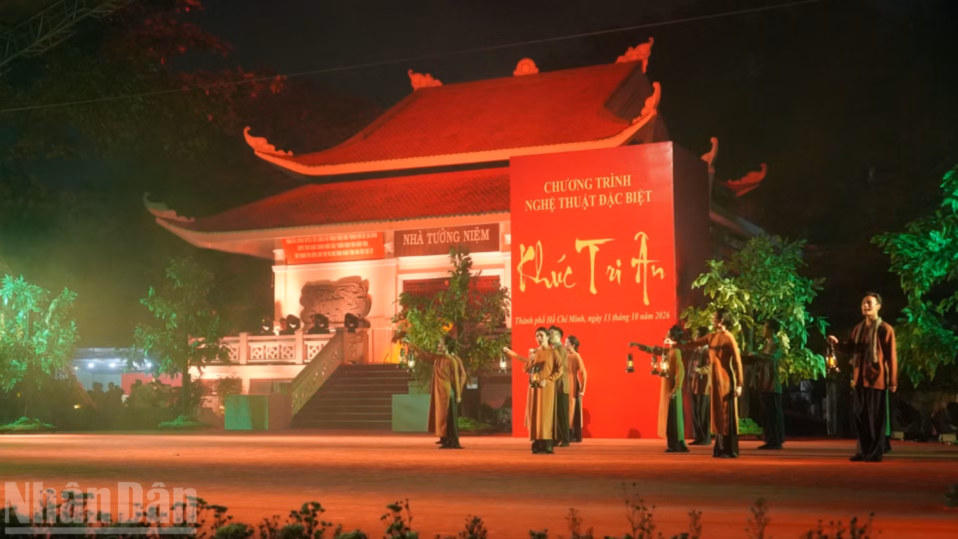 Chương trình nghệ thuật "Khúc tri ân" tại Công viên Lê Thị Riêng. (Ảnh: TRỌNG ANH)