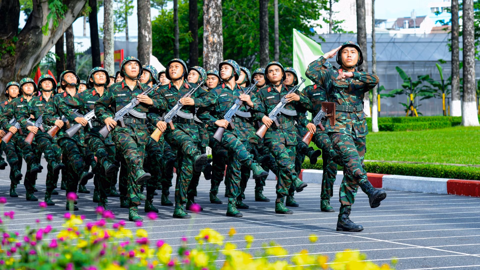 Chiến sĩ mới tại Trung đoàn Gia Định duyệt đội ngũ. (Ảnh: Hữu Tân)
